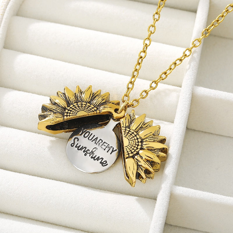 collier au Pendentif Tournesol ( You Are My Sunshine ) , 3 Colories disponibles