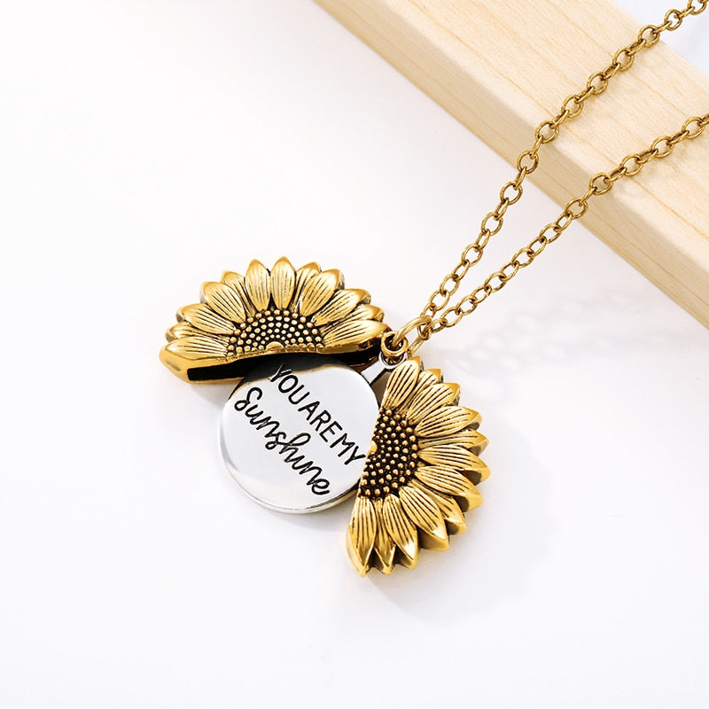 collier au Pendentif Tournesol ( You Are My Sunshine ) , 3 Colories disponibles